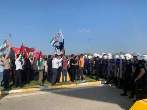 Türkiyədə etirazçılar ABŞ hərbi bazasına hücum çəkdilər – VİDEO