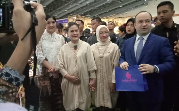 İndoneziya prezidenti və vitse-prezidentlərinin xanımları Cakartadakı Azərbaycan stendində olub İndoneziya prezidenti və vitse-prezidentlərinin xanımları Cakartadakı Azərbaycan stendində olub