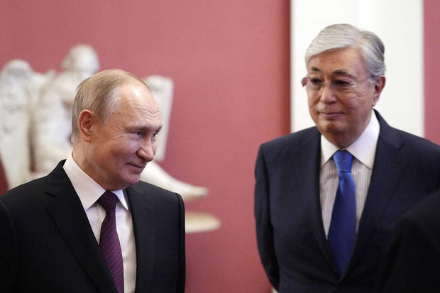 Putin Tokayevlə görüşdə mikrofonunun söndürülməsini zarafata saldı Putin Tokayevlə görüşdə mikrofonunun söndürülməsini zarafata saldı