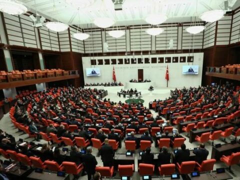 Deputatların on faizdən çoxu partiya sıralarından istefa verdi