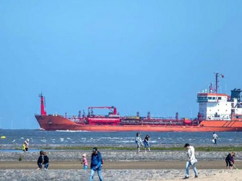 Husilər İsraillə əlaqəsi olduğu iddia edilən gəmilərə hücum ediblər