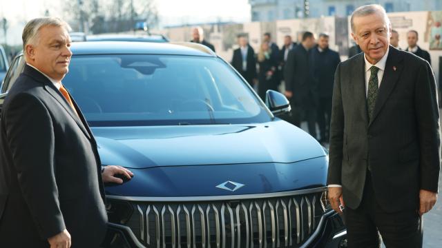 Orban Ərdoğana at hədiyyə etdi