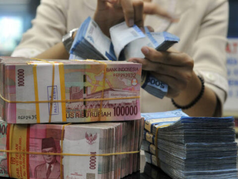 İndoneziyalı nazir korrupsiyada məmurların arvadlarını günahlandırdı