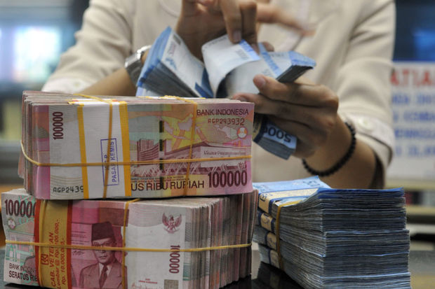 İndoneziyalı nazir korrupsiyada məmurların arvadlarını günahlandırdı