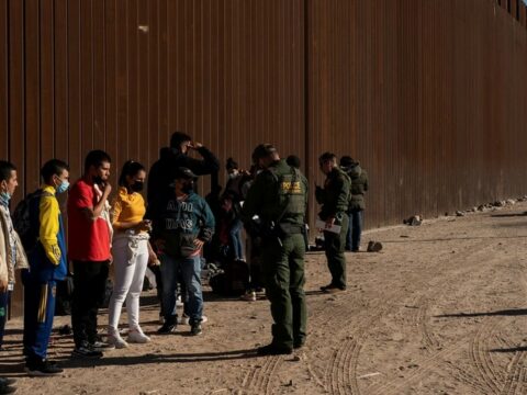 13 minə yaxın miqrant Meksika-ABŞ sərhədini keçməyə cəhd göstərib