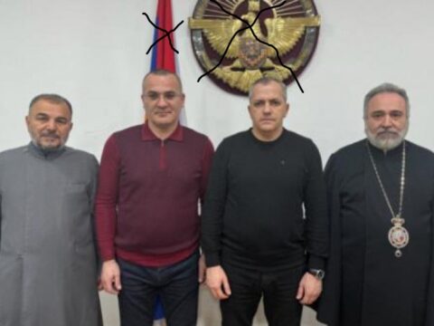 Şahramanyan Araikin qardaşı və keşişlərlə “artsax”ın əski parçası və “gerbi” altında görüntüləndi…-FOTO