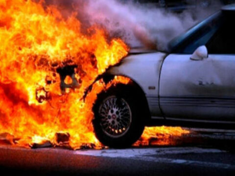 Bakıda iki maşın yanıb