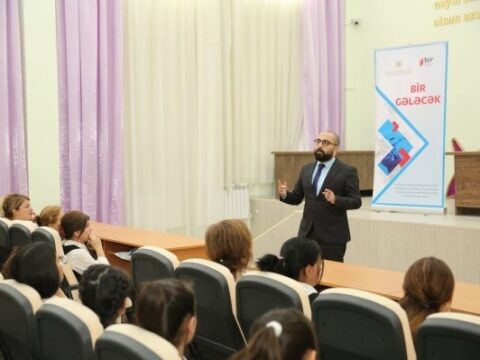 Rövşən Nəcəfov məzunu olduğu məktəbin şagirdləri ilə görüşüb