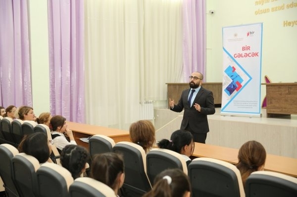 Rövşən Nəcəfov məzunu olduğu məktəbin şagirdləri ilə görüşüb