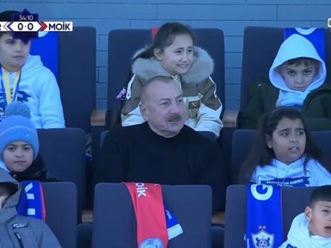 Prezident oyunu şəhid övladları ilə birlikdə izləyir – VİDEO