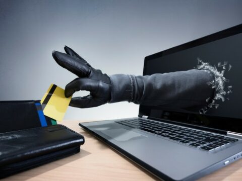 Bakı sakininin bank kartından 6 400 manat pul oğurlanıb