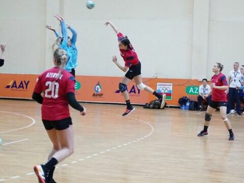 Lider bu gün ən yaxın izləyicisi ilə qarşılaşacaq