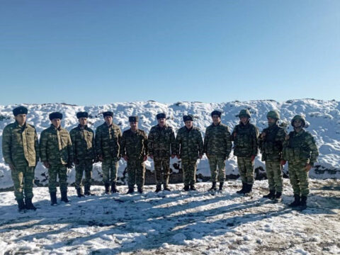 Çətin ərazilərdə xidmət edən hərbçilərlə görüş