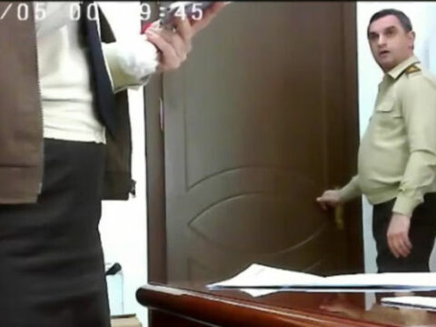 Qadın həmkarlarının intim videolarını yayan həbsdəki polkovnik hökmdən narazıdır