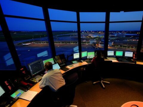 Berlin aeroportunda onlarla reys proqram təminatının nasazlığına görə gecikir