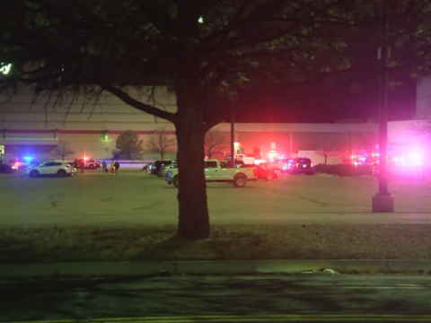 Ticarət mərkəzində atışma olub – ölən və yaralanan var