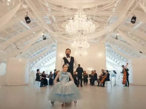 Fiziki məhdudiyyətli gənc xanımdan möhtəşəm rəqs