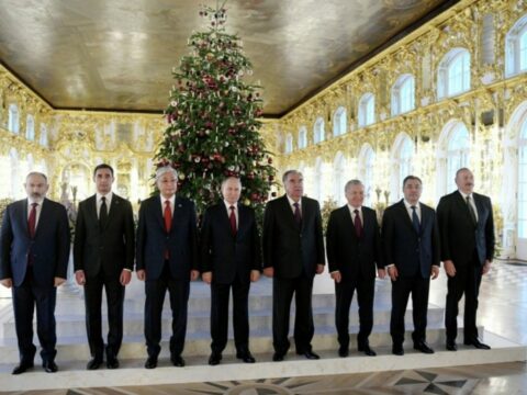 MDB dövlət başçıları qeyri-rəsmi sammitin keçiriləcəyi Peterhofa gəliblər