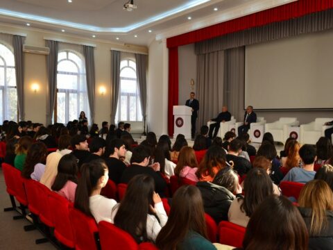Prezident seçkilərində ilk dəfə səs verəcək tələbələrlə maarifləndirici seminarlar keçirilir