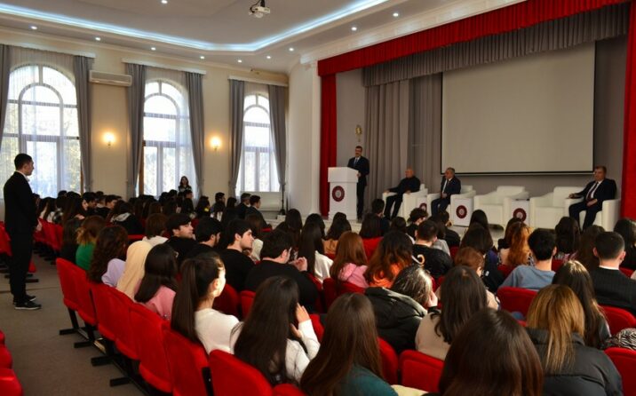 Prezident seçkilərində ilk dəfə səs verəcək tələbələrlə maarifləndirici seminarlar keçirilir Prezident seçkilərində ilk dəfə səs verəcək tələbələrlə maarifləndirici seminarlar keçirilir