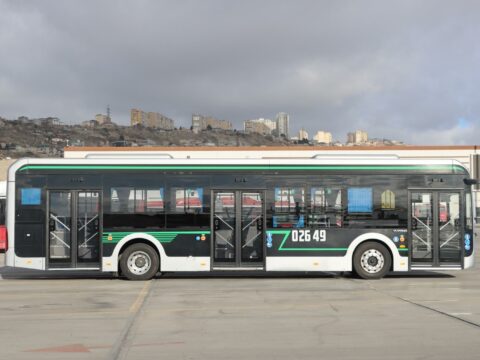 Bakıya sınaq məqsədilə növbəti elektrik mühərrikli avtobus gətirilib