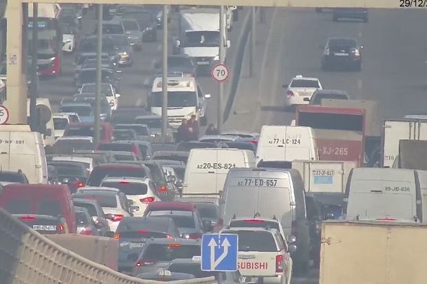 Bakıda körpüdə qəza sıxlığa səbəb oldu