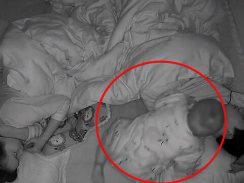 Xorultudan yata bilməyən körpənin atasını qəribə susdurma yolu – VİDEO