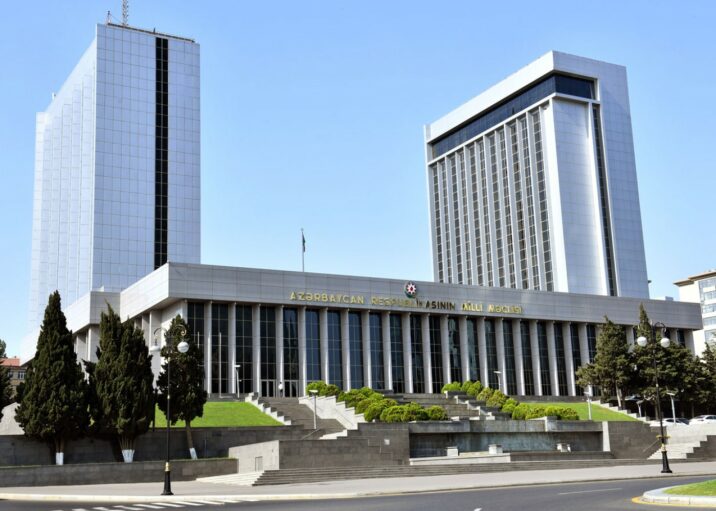 Deputatlar tətilə çıxdı