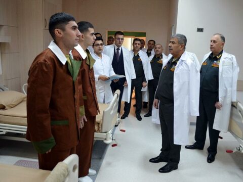Müdafiə Nazirliyinin rəhbərliyi bayramla bağlı hospitalı ziyarət etdi