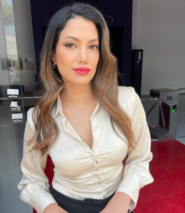 Qadın aparıcı canlı yayıma belində silahla çıxdı