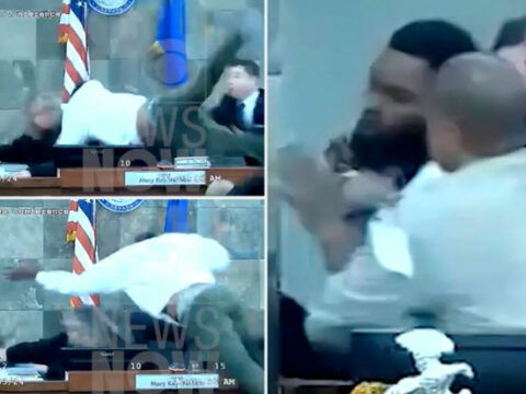 Müttəhim məhkəmə zalında hakimə hücum etdi: Əlbəyaxa döyüşdən ANBAAN VİDEO