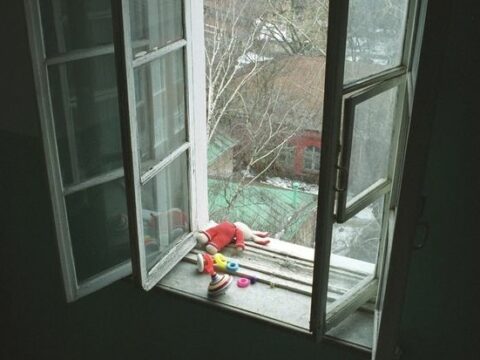 Sərxoş ata bir yaşlı qızını beşinci mərtəbədən atdı