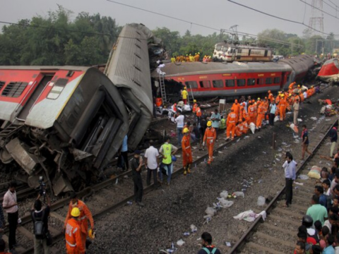 İki qatar toqquşdu, ölənlər var