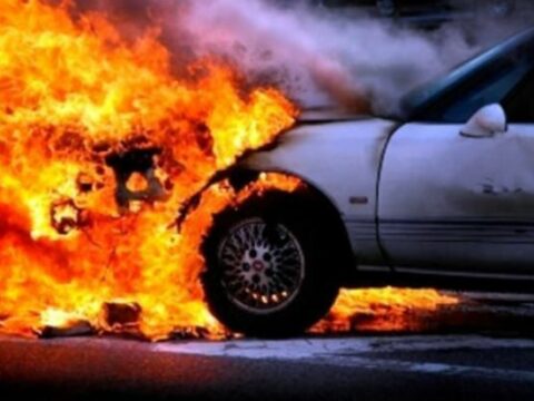 Bakıda avtomobil yanıb