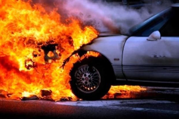 Bakıda avtomobil yanıb