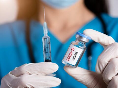 ÜST rəhbəri maskalardan istifadəni və COVID-ə qarşı peyvənd olunmağı tövsiyə edib