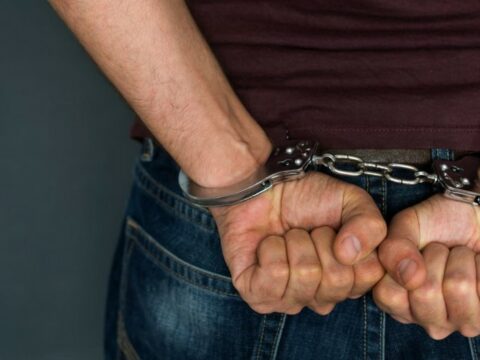 Bakıda avtomobilin şüşələrini sındıraraq salonunu yandıran şəxs saxlanılıb