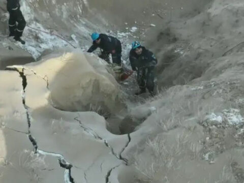 Qazaxıstanda quyuya düşmüş avtobus tapılıb