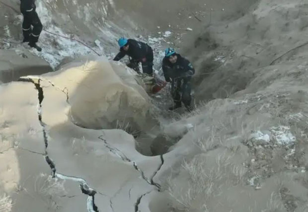 Qazaxıstanda quyuya düşmüş avtobus tapılıb