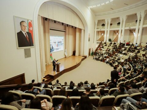 Prezident seçkilərində ilk dəfə səs verəcək gənclər üçün seminarlar davam edir