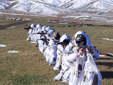 Komando bölmələri şərti düşməni mühasirəyə aldılar