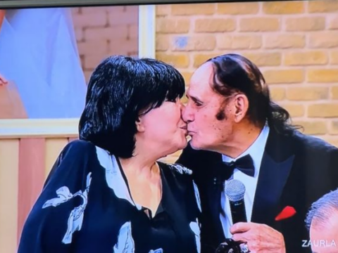 Xalq artistlərindən efirdə BİABIRÇILIQ – Dodağından öpdü