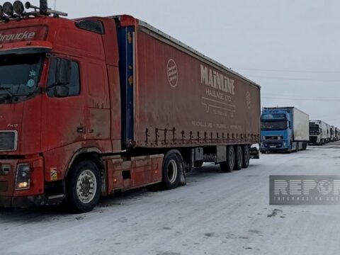 Bakı-Quba magistralında yük maşınları yolda qalıb