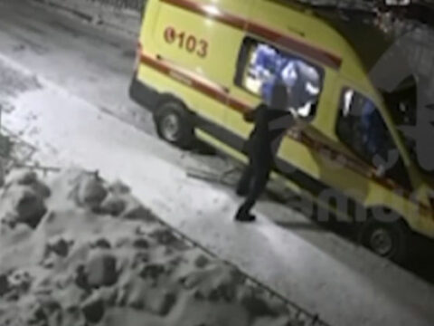 Rusiya sakini arvadına kömək etmək istəyən təcili yardım maşınına hücum etdi