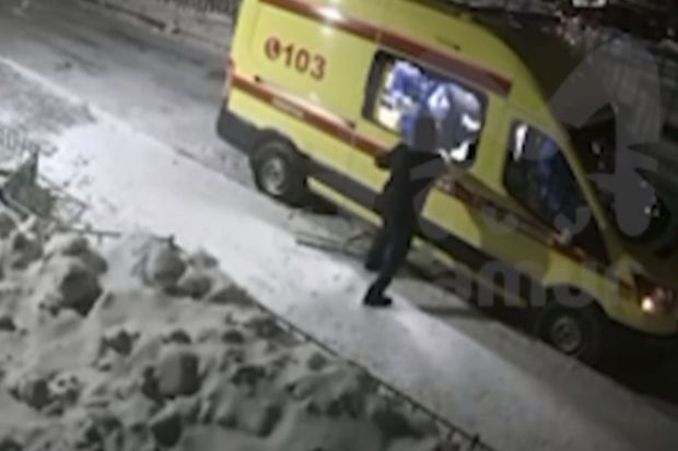 Rusiya sakini arvadına kömək etmək istəyən təcili yardım maşınına hücum etdi Rusiya sakini arvadına kömək etmək istəyən təcili yardım maşınına hücum etdi