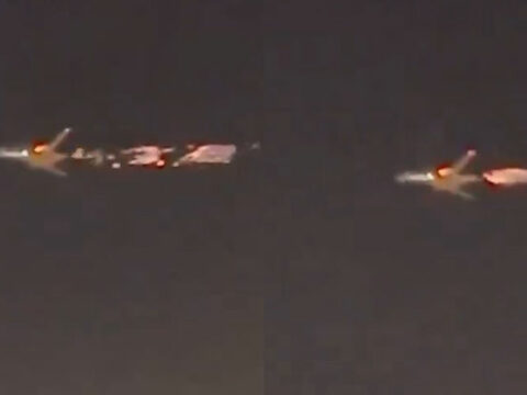 “Boeing 747-8” yük təyyarəsi havada alovlanıb