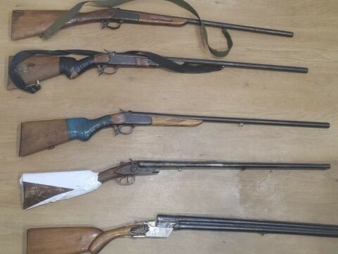 Sabirabad sakinləri qanunsuz ov tüfənglərini polisə könüllü təhvil veriblər