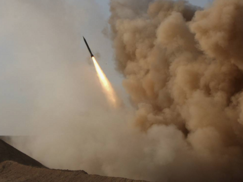 İraqda koalisiya qüvvələrinin hərbi bazasına onlarla raket zərbəsi endirilib