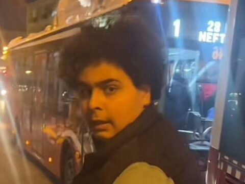 Azərbaycanda avtobusda qeyri-etik hərəkətlər edən gəncin döyülmə anı