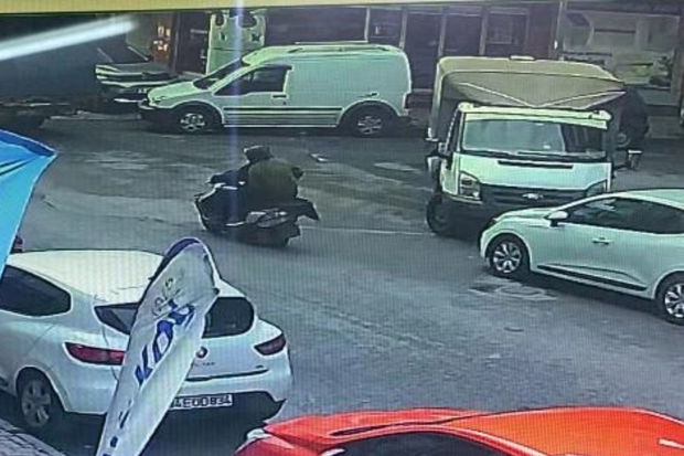 İstanbulda silahlı hücum: İki motosikletçi insanlara atəş açdı İstanbulda silahlı hücum: İki motosikletçi insanlara atəş açdı